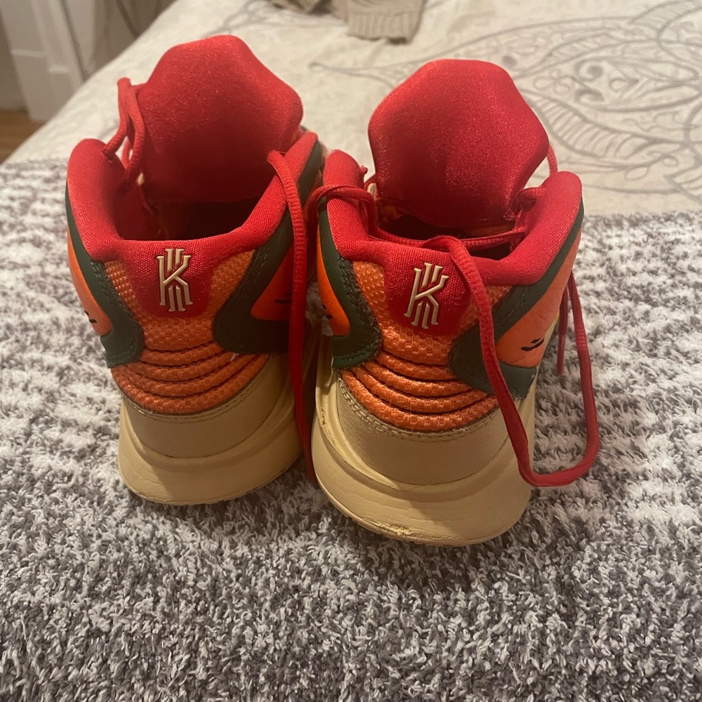 Size 7 Nike Kyrie Infinity 1 world 1 Basketball Shoes in excellent condition